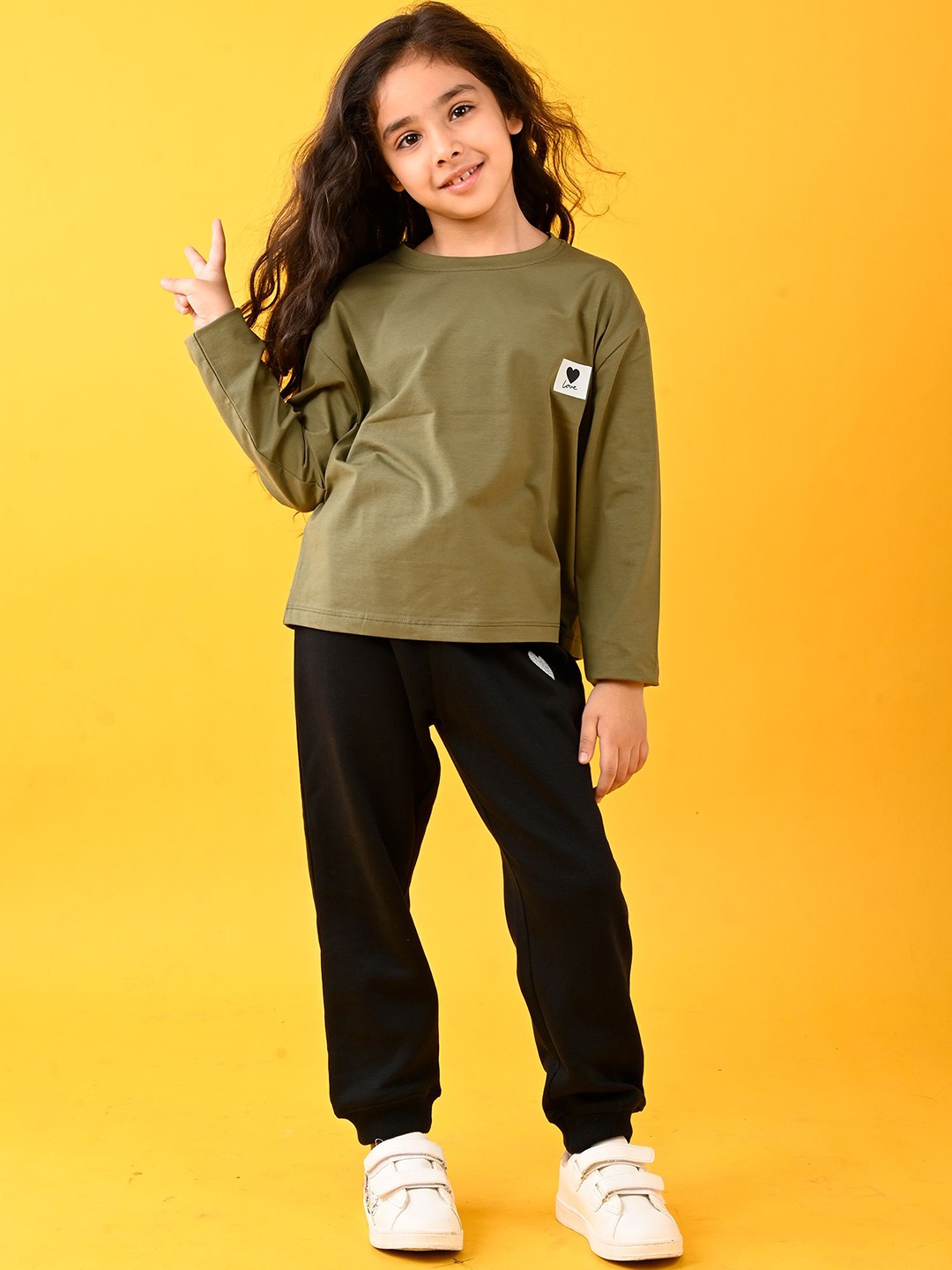 

Anthrilo Girls Round Neck Long Sleeves T-shirt With Fleece Joggers, Olive