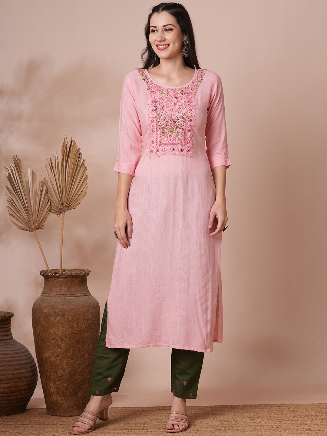 

FASHOR Women Floral Embroidered Straight Kurta, Pink