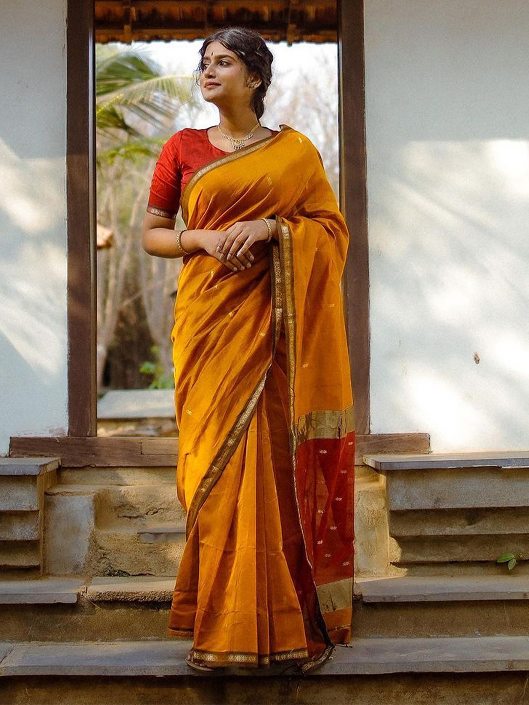 

VASALI Woven Design Zari Kanjeevaram Saree, Red