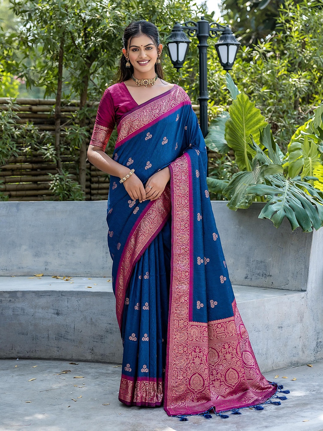 

AWRIYA Floral Zari Pure Silk Banarasi Saree, Navy blue