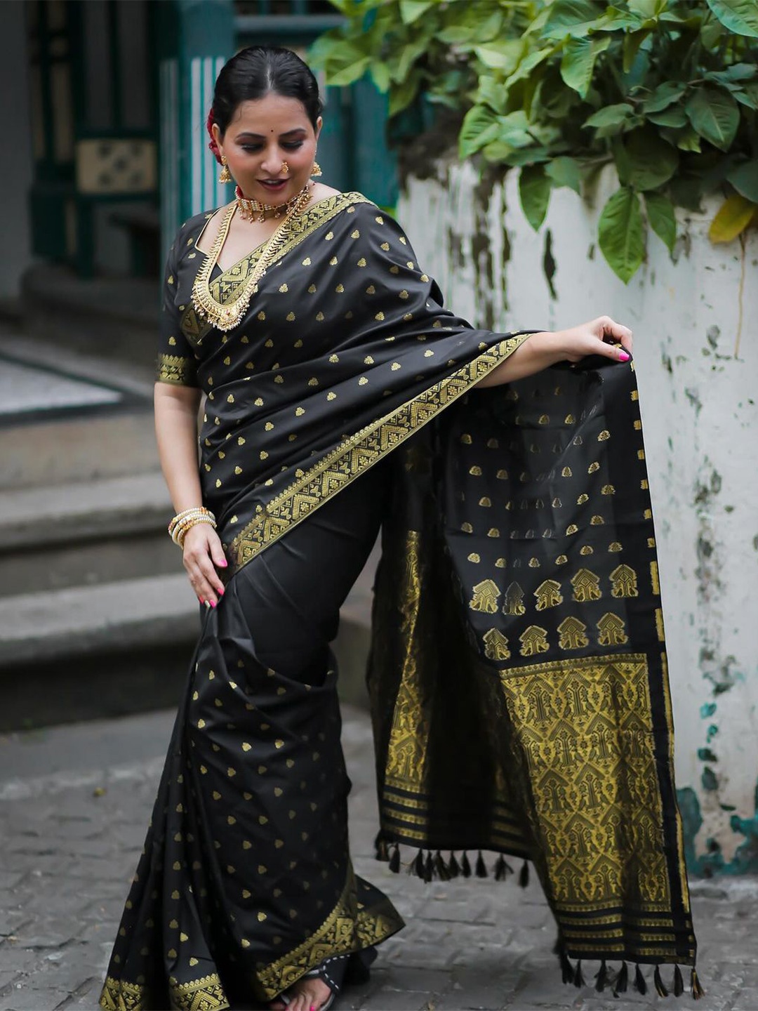 

VASALI Woven Design Zari Silk Blend Kanjeevaram Saree, Black