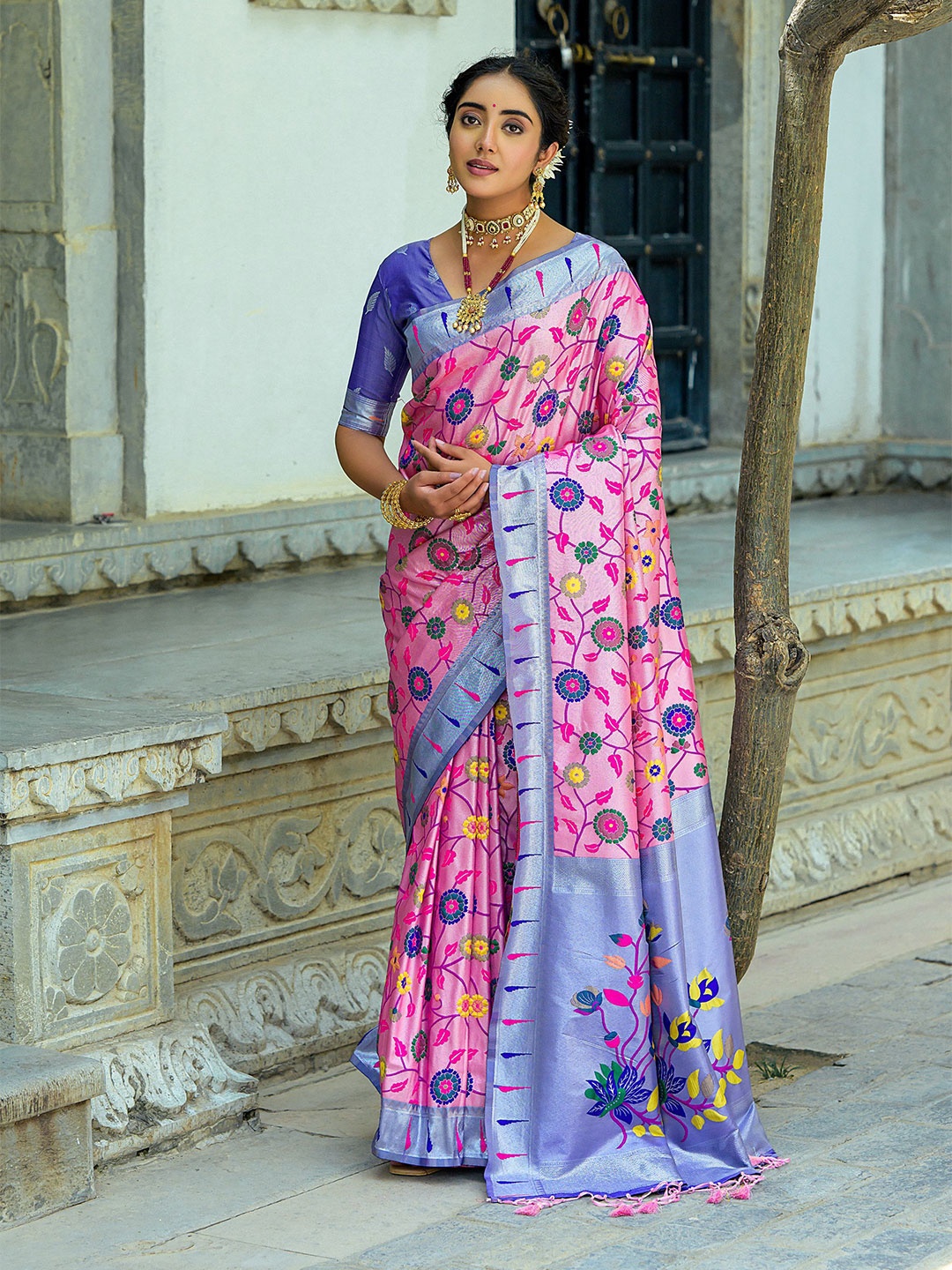 

AWRIYA Floral Zari Pure Silk Banarasi Saree, Pink