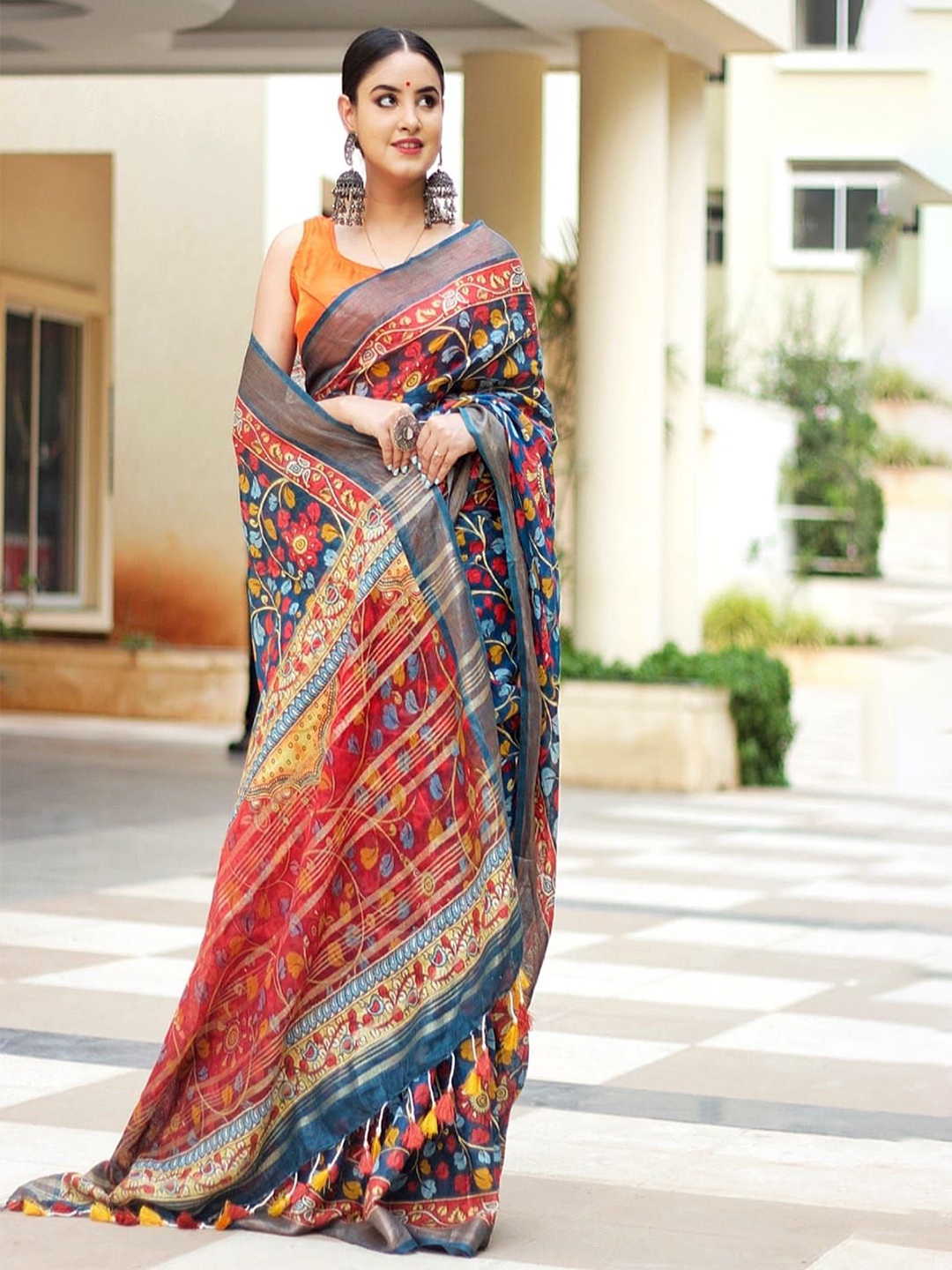 

Rujave Floral Printed Saree With Solid Border, Blue