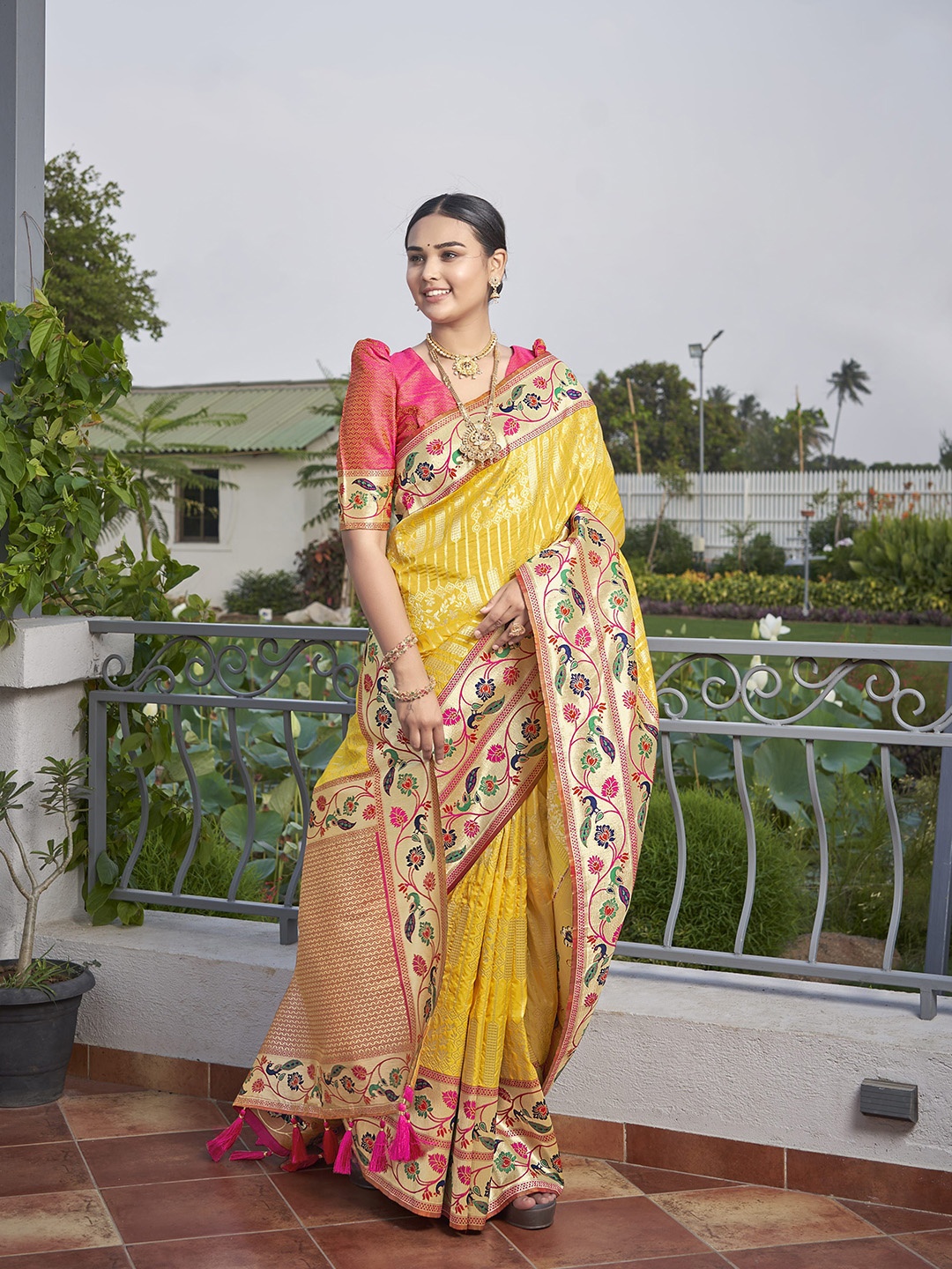 

MANOHARI Ethnic Motifs Zari Pure Silk Banarasi Saree, Yellow