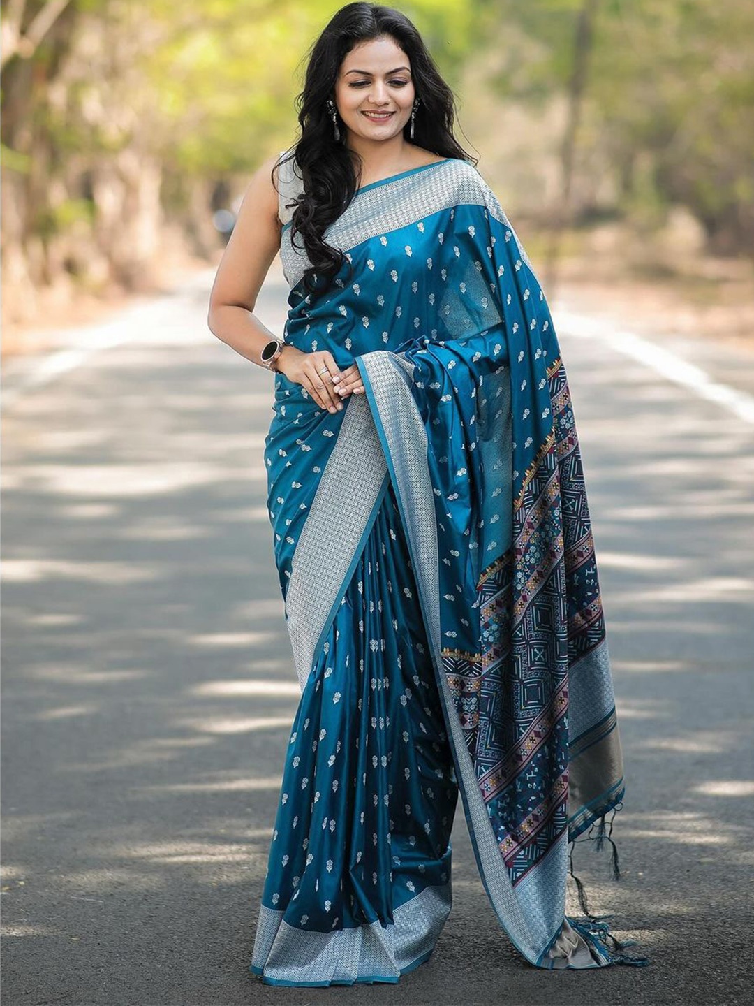 

VASALI Woven Design Zari Kanjeevaram Saree, Blue