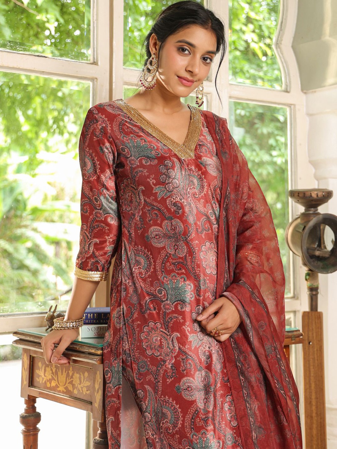 

Janasya Floral Printed Regular Sequinned Velvet Straight Kurta with Trousers & Dupatta, Maroon