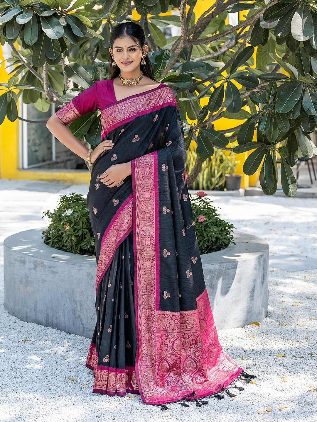 

AWRIYA women Woven Design Zari Pure Silk Banarasi Saree with unstitched blouse piece, Black