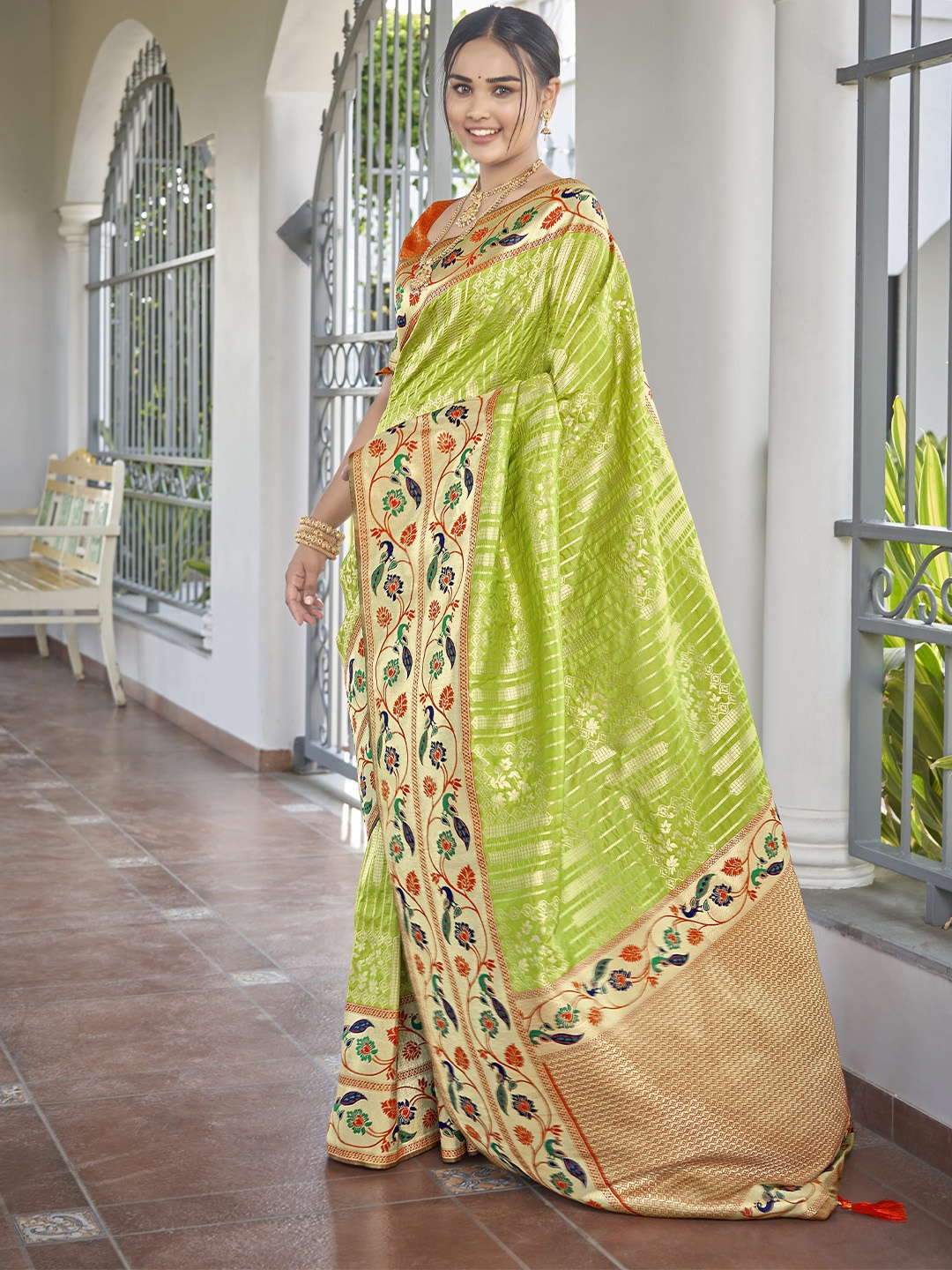 

MANOHARI Ethnic Motifs Zari Pure Silk Banarasi Saree, Green