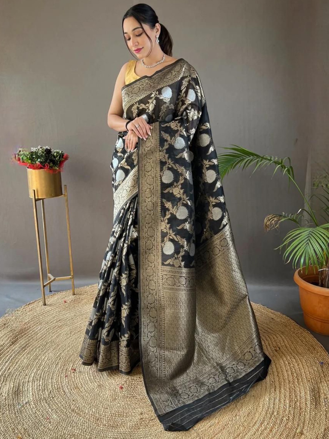 

VASALI Woven Design Zari Kanjeevaram Saree, Black