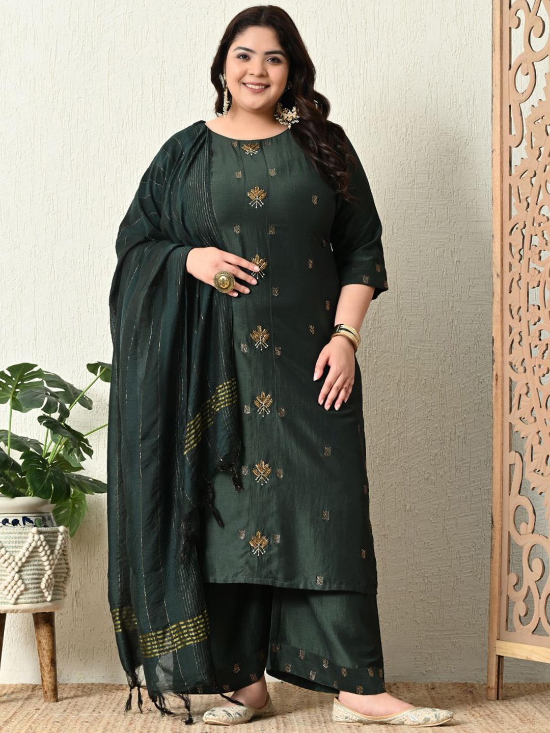 

PrettyPlus by Desinoor.com Plus Size Embellished Straight Kurta with Palazzos & Dupatta, Green