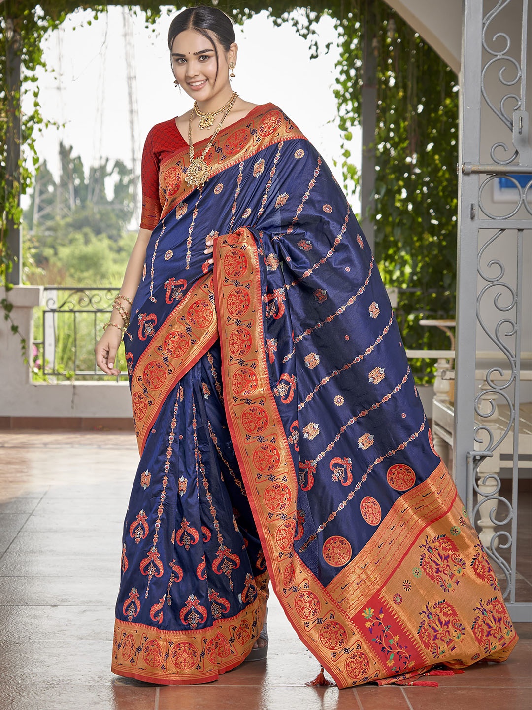 

MANOHARI Ethnic Motifs Zari Pure Silk Banarasi Saree, Blue