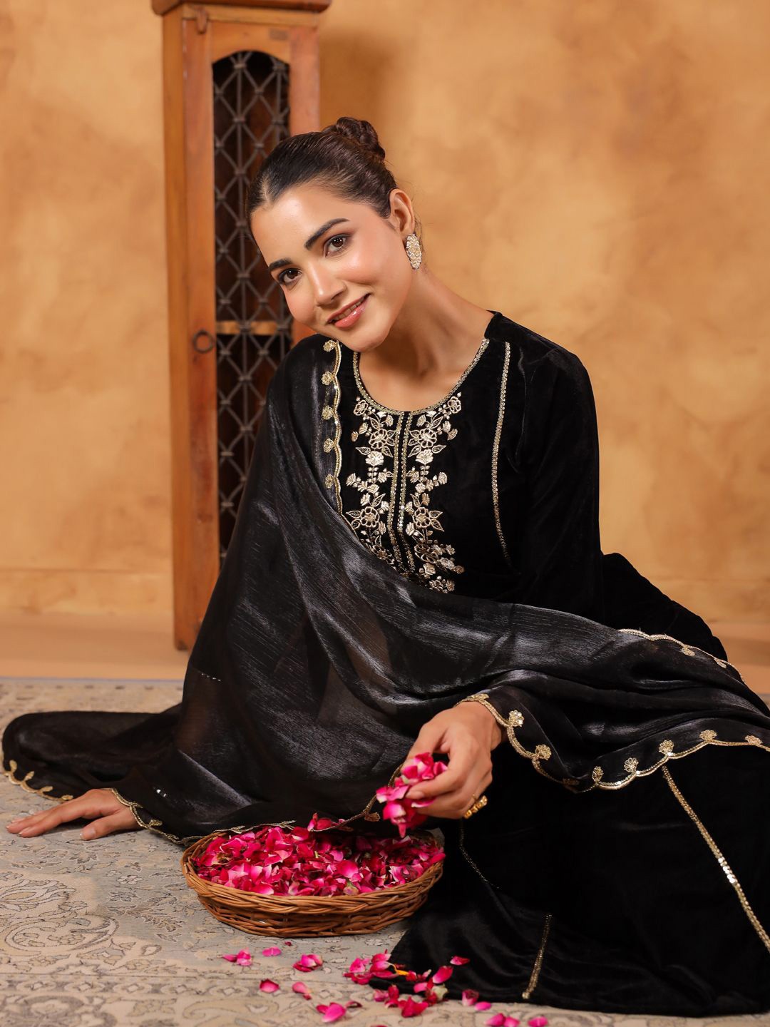 

Janasya Floral Yoke Design Straight Sequinned Velvet Kurta with Trousers & Dupatta, Black