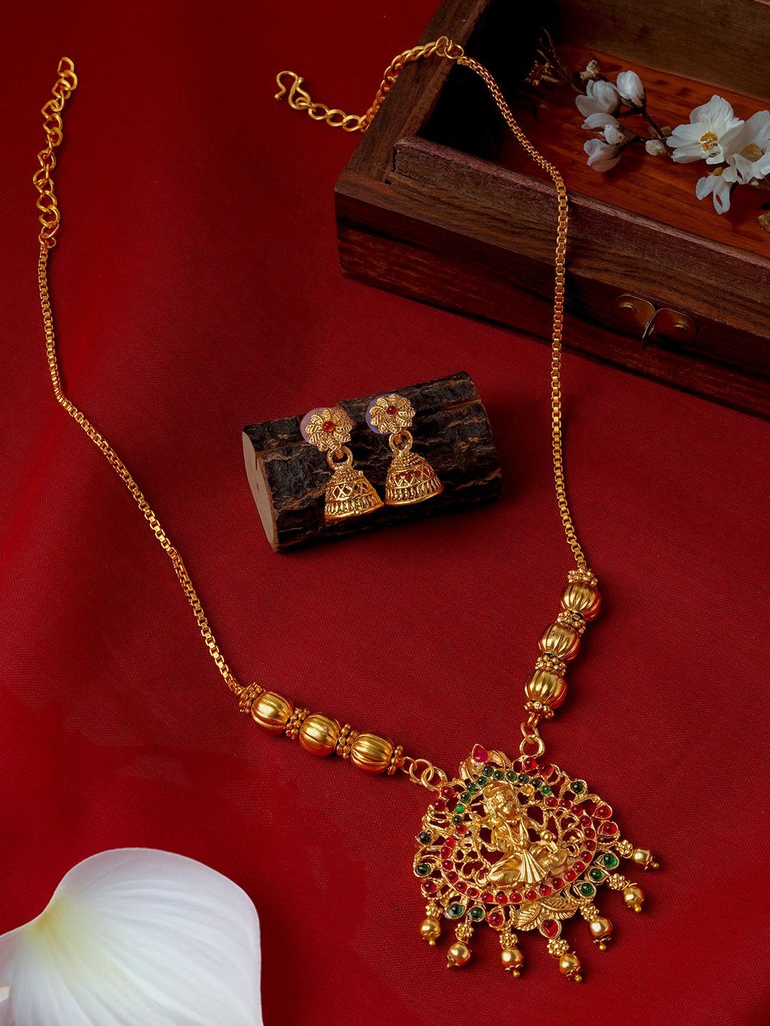 

TEEJH Gold-Plated Kundan Studded & Beaded Jewellery Set