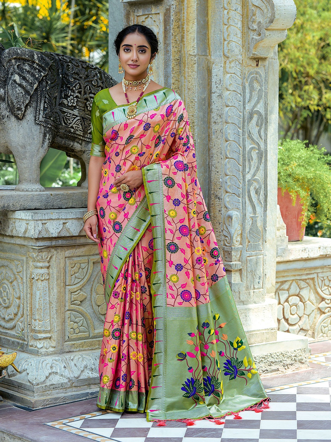 

AWRIYA Floral Printed Pure Silk Saree, Pink