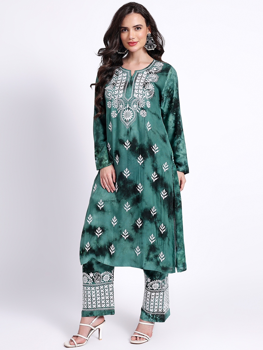 

NAZAQAT ETHNIC INDIA Floral Embroidered Notch Neck Straight Chikankari Kurta With Trouser, Green