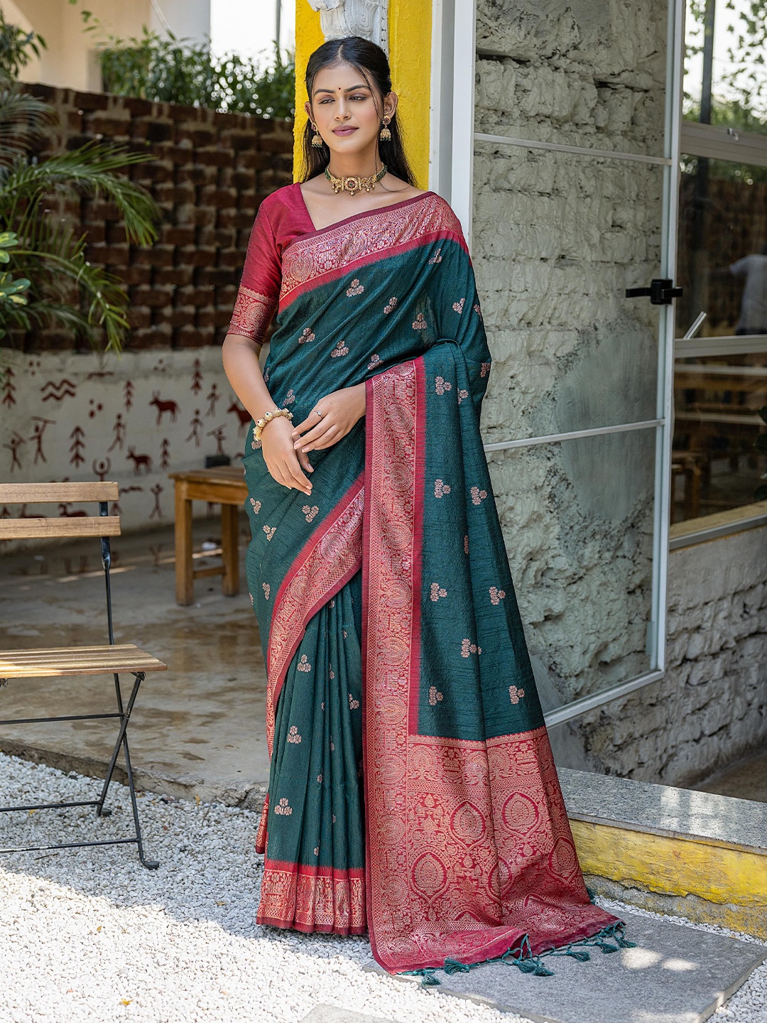 

AWRIYA Floral Zari Pure Silk Banarasi Saree, Green