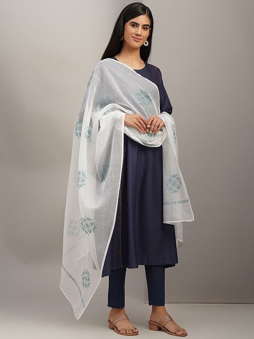 

JAYPORE Floral Embroidered Thread Work Kota Cotton Dupatta, Off white