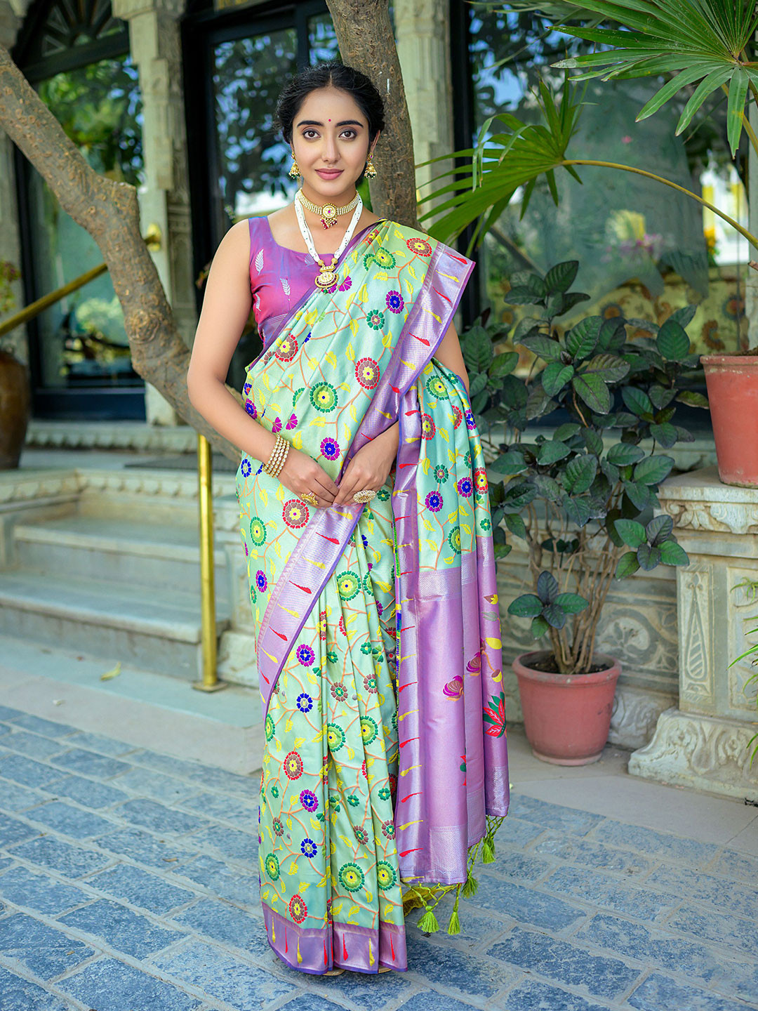 

AWRIYA Floral Zari Pure Silk Banarasi Saree, Sea green