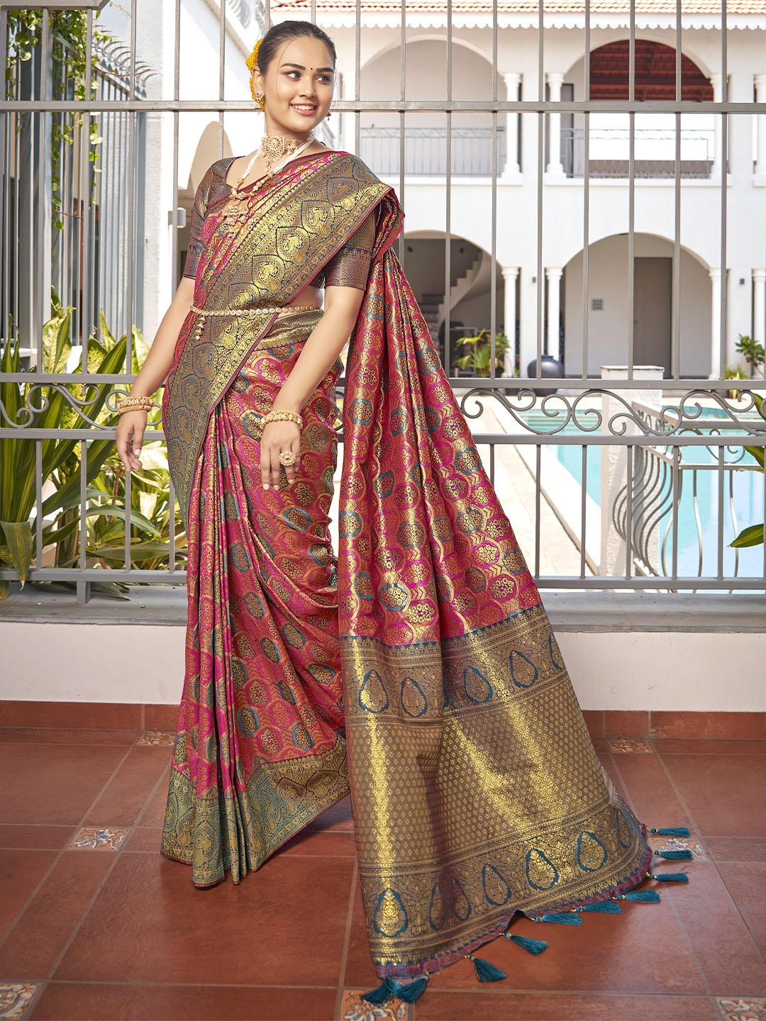 

MANOHARI Ethnic Motifs Zari Pure Silk Banarasi Saree, Pink