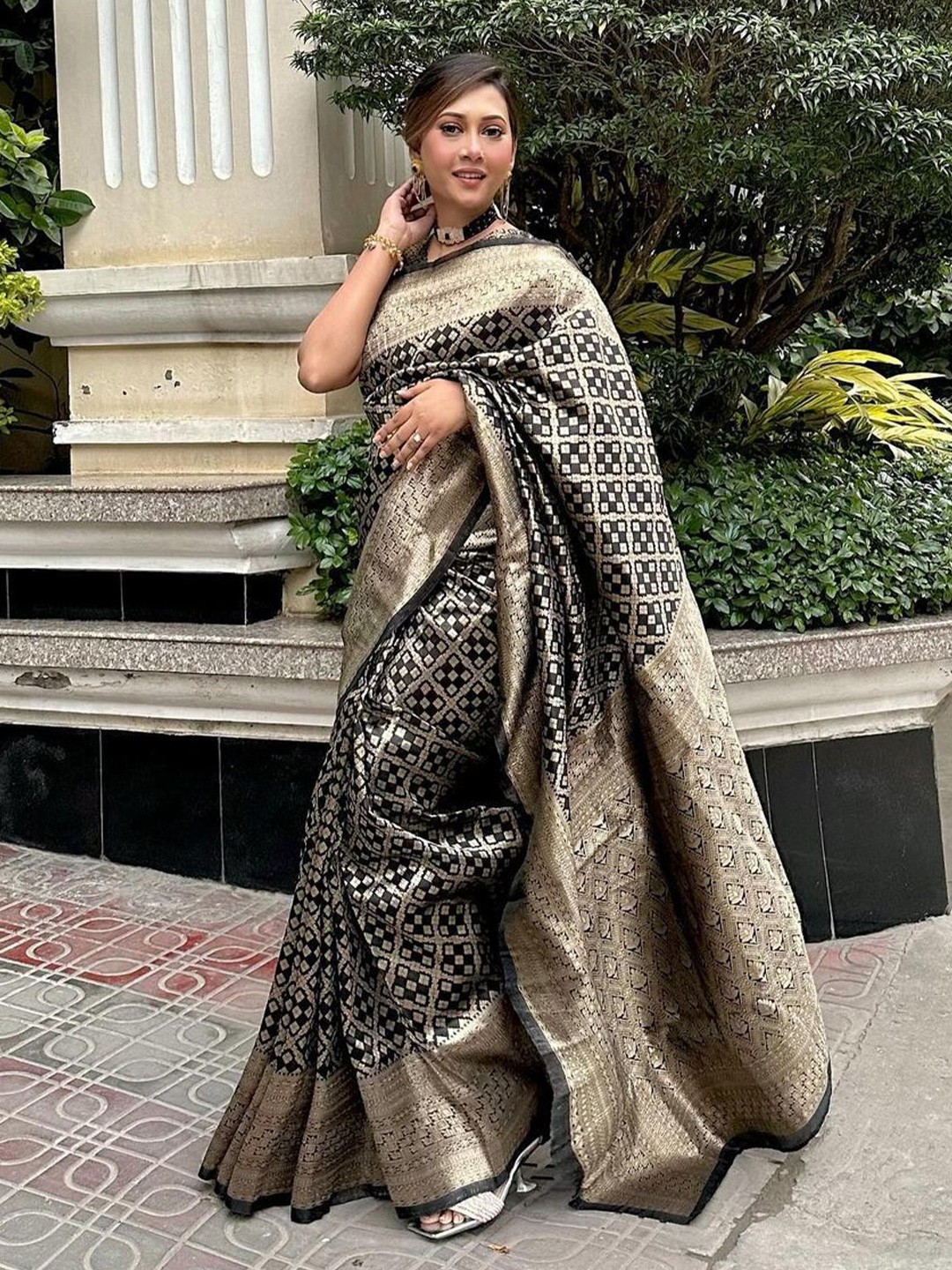 

VASALI Woven Design Zari Kanjeevaram Saree, Black