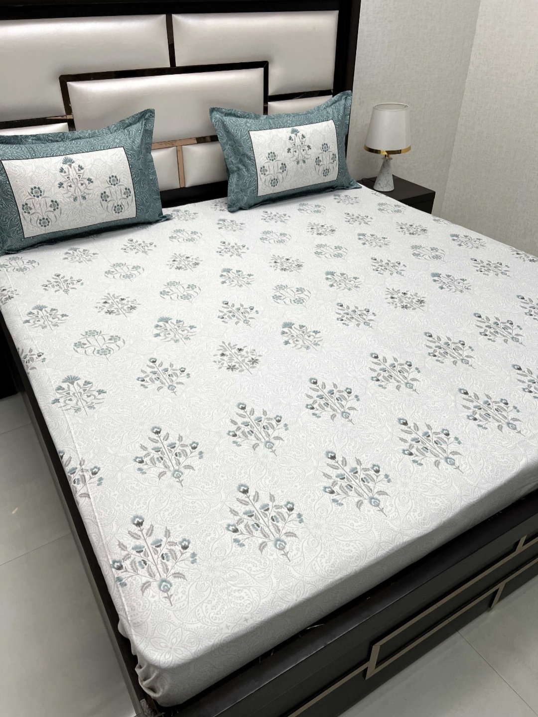 

Pure Decor Green & White Floral Pure Cotton 380 TC King Bedsheet Set 2.75 m x 2.73 m