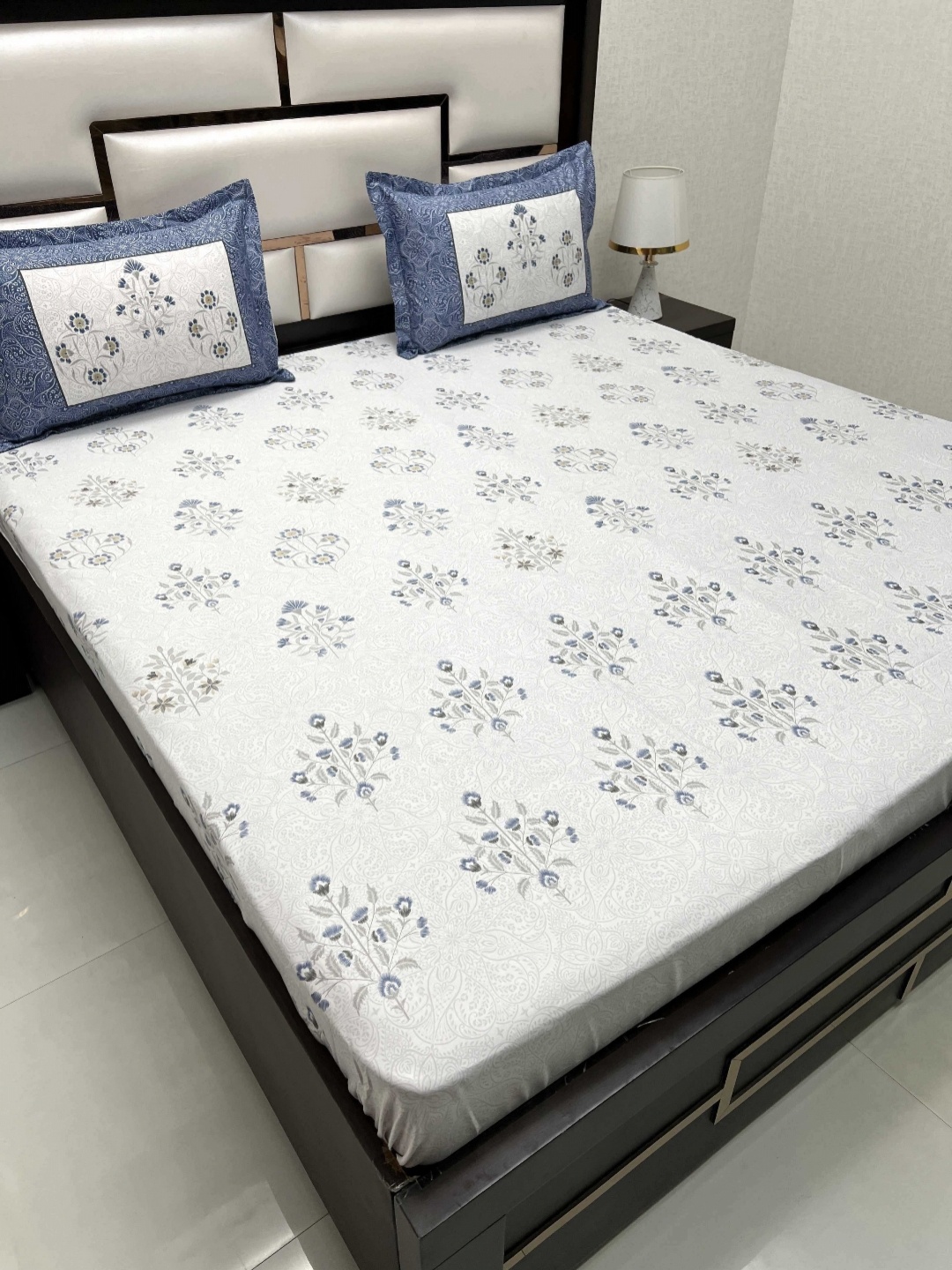 

Pure Decor Off White & Grey Floral Pure Cotton 600 TC King Bedsheet Set 2.75 m x 2.72 m