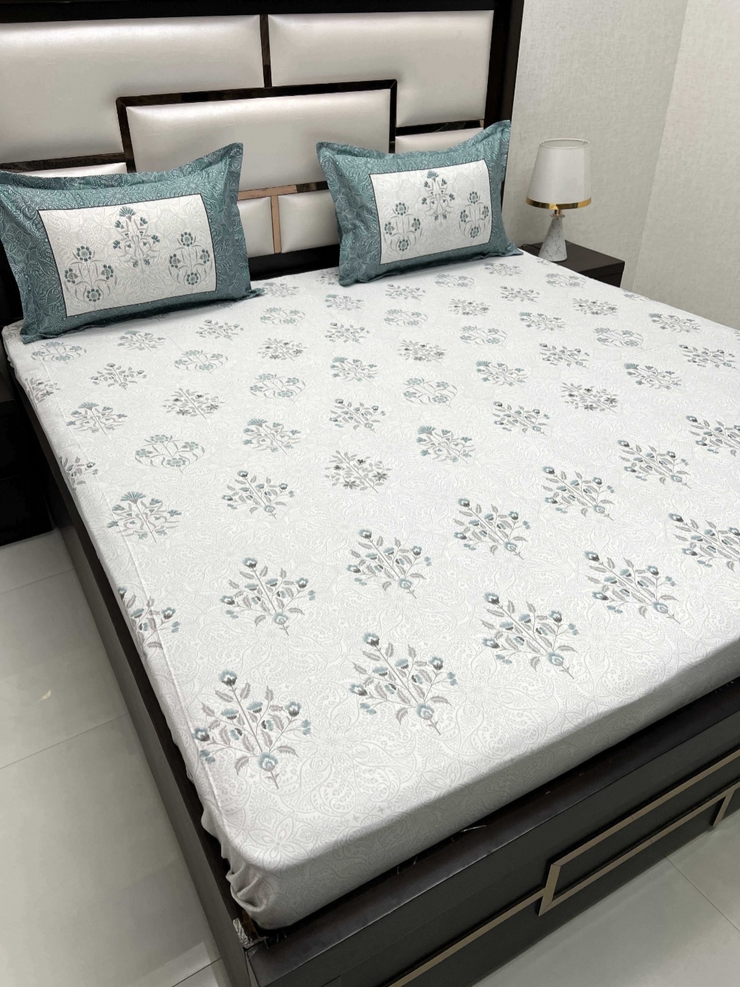 

Pure Decor Off White Floral 250 TC Pure Cotton King Bedsheet Set 2.72 m x 2.72 m