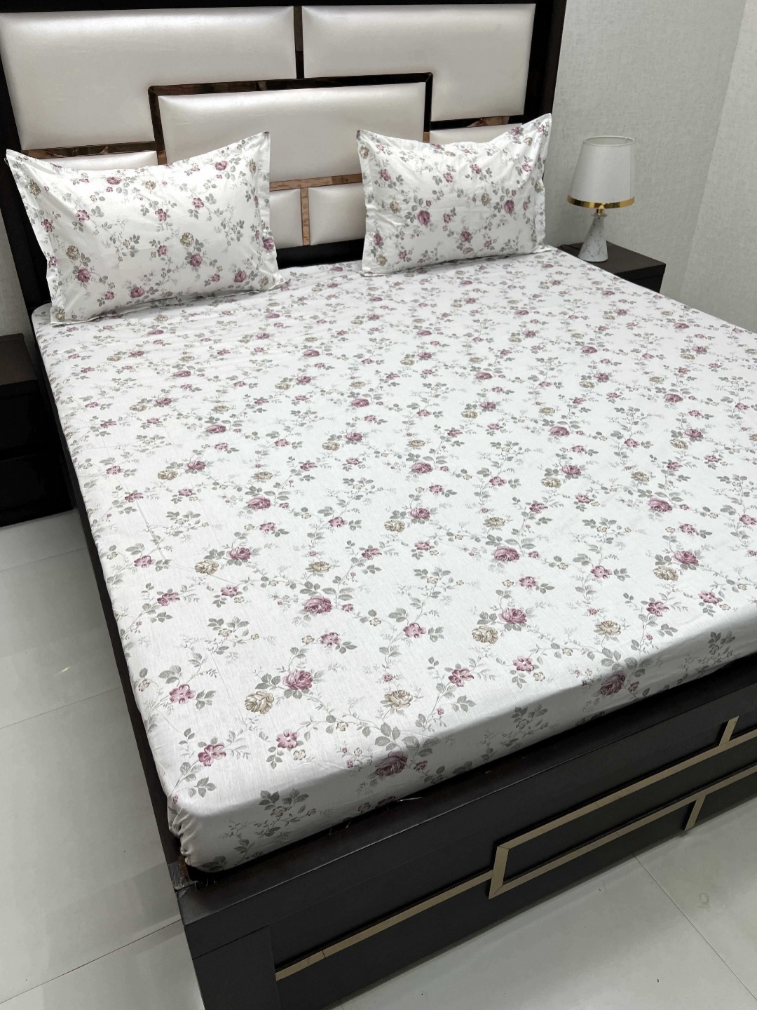 

Pure Decor White & Pink Floral Pure Cotton 300 TC King Bedsheet Set 2.73 m x 2.73 m