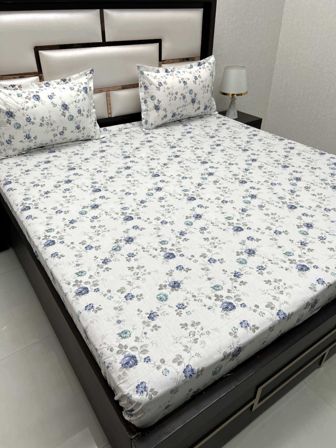 

Pure Decor White & Blue Floral Pure Cotton 500 TC King Bedsheet Set 2.74 m x 2.74 m