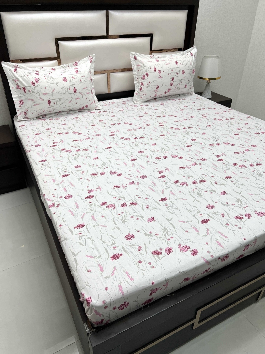 

Pure Decor White & Pink Floral Pure Cotton 250 TC King Bedsheet Set 2.72 m x 2.72 m