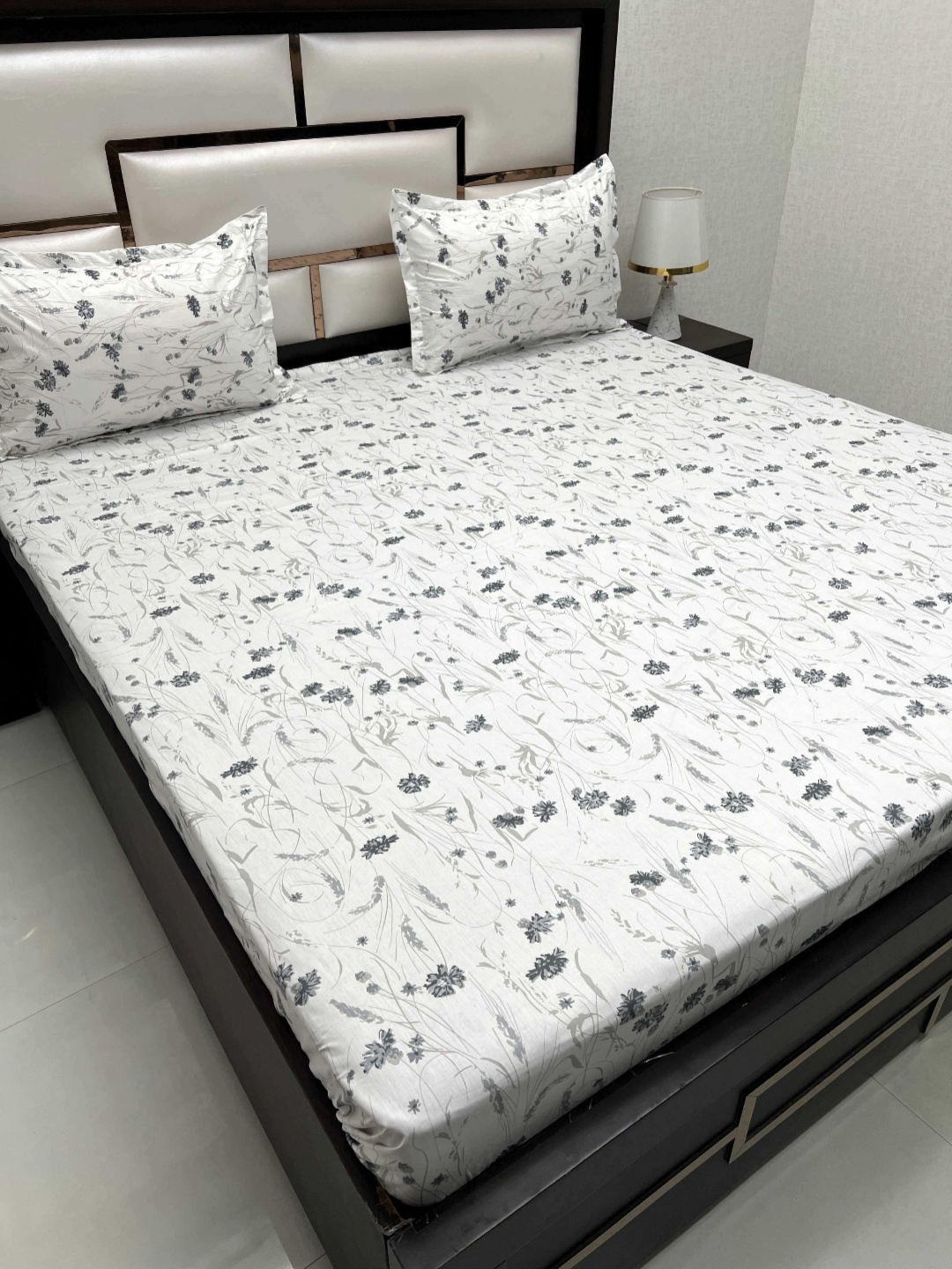 

Pure Decor White & Navy Blue Floral Pure Cotton 500 TC King Bedsheet Set 2.74 m x 2.74 m