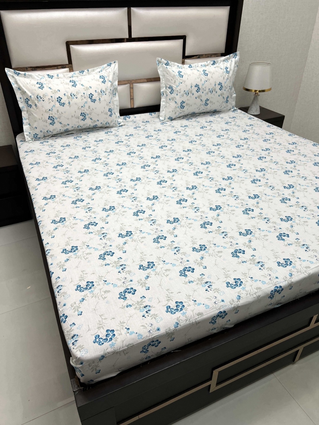 

Pure Decor White & Blue Floral Pure Cotton 300 TC King Bedsheet Set 2.73 m x 2.73 m