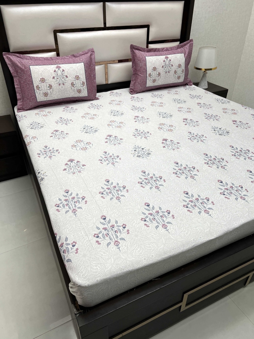 

Pure Decor Maroon & White Floral Pure Cotton 330 TC King Bedsheet Set 2.72 m x 2.74 m