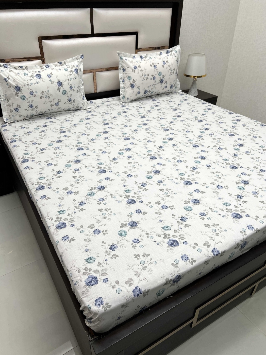 

Pure Decor White & Green Floral Pure Cotton 240 TC King Bedsheet Set 2.75 m x 2.75 m