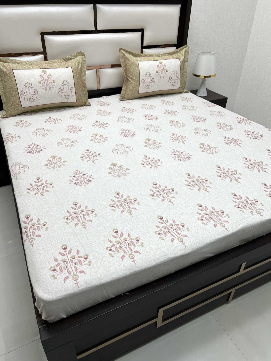 

Pure Decor Royal Majestic Brown Floral Pure Cotton King Bedsheet Set 2.75 m x 2.73 m