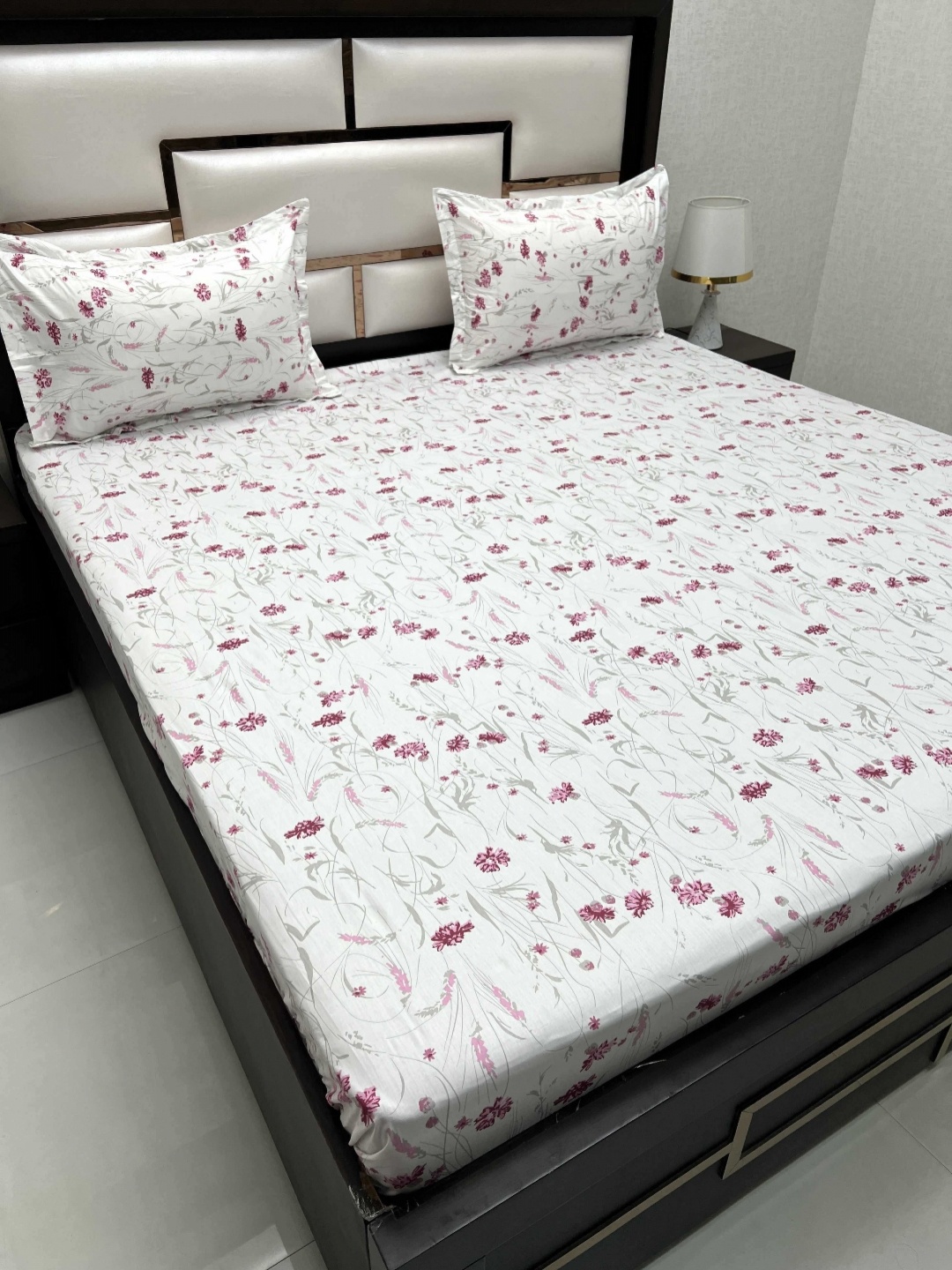 

Pure Decor White & Pink Floral 600 TC Pure Cotton King Bedsheet Set 2.75 m x 2.72 m