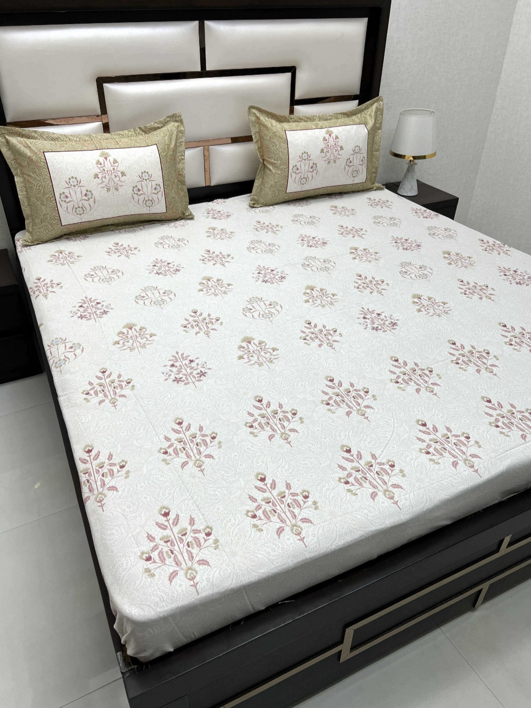 

Pure Decor Green & White Floral Pure Cotton 280 TC King Bedsheet Set 2.74 m x 2.74 m