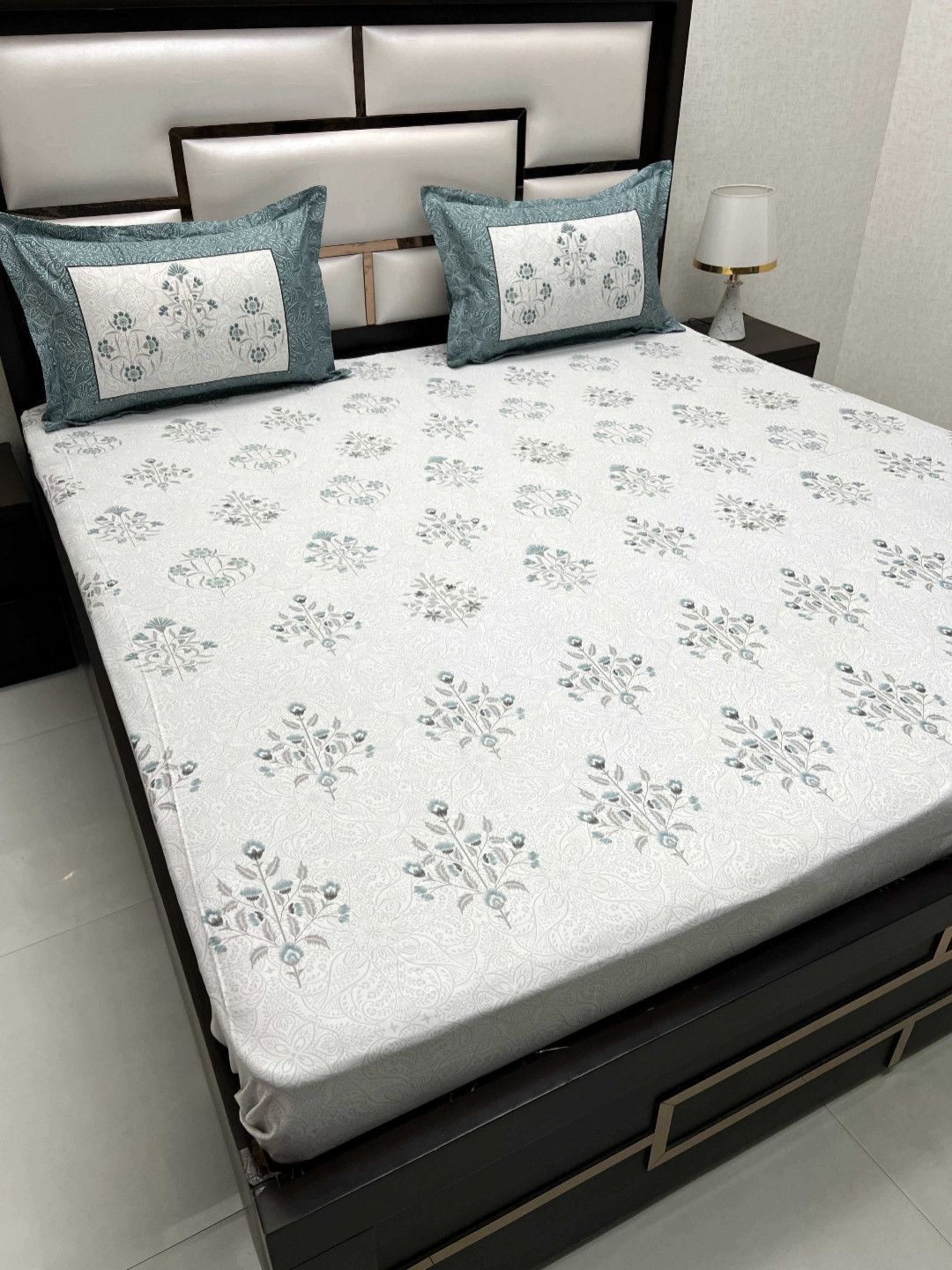 

Pure Decor Royal Majestic Green Floral Cotton 300 TC King Bedsheet Set 2.73 m x 2.73 m