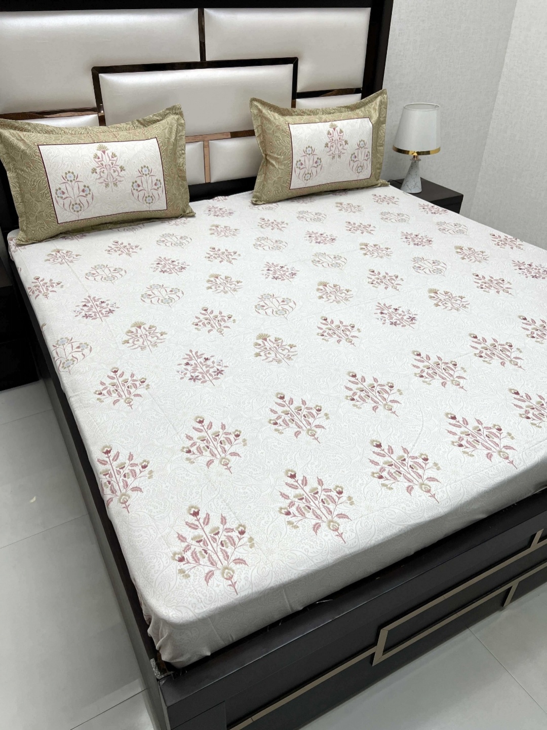 

Pure Decor Royal Majestic Off White Floral Cotton 260 TC King Bedsheet Set 2.72 m x 2.73 m