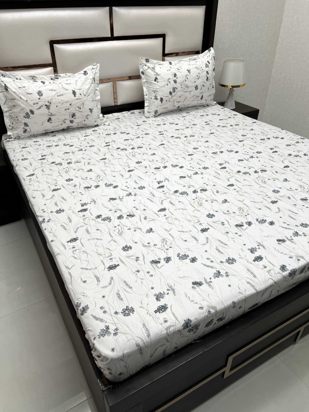

Pure Decor White Floral 100 TC Pure Cotton King Bedsheet Set 2.75 m x 2.75 m