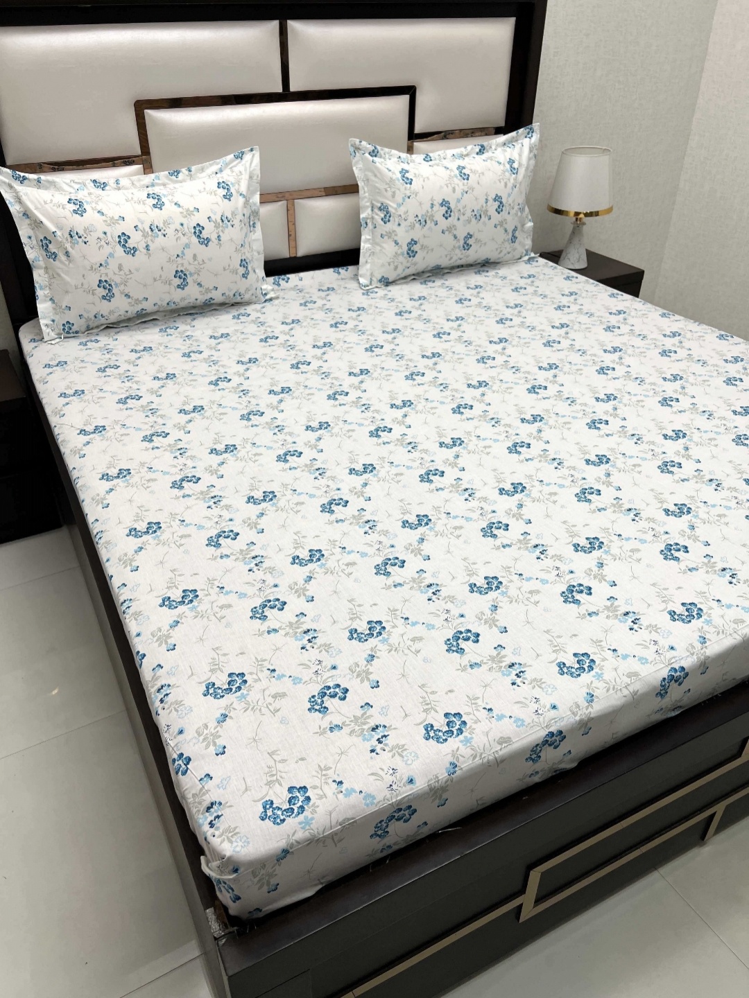 

Pure Decor White & Green Floral Pure Cotton 250 TC King Bedsheet Set 2.72 m x 2.72 m