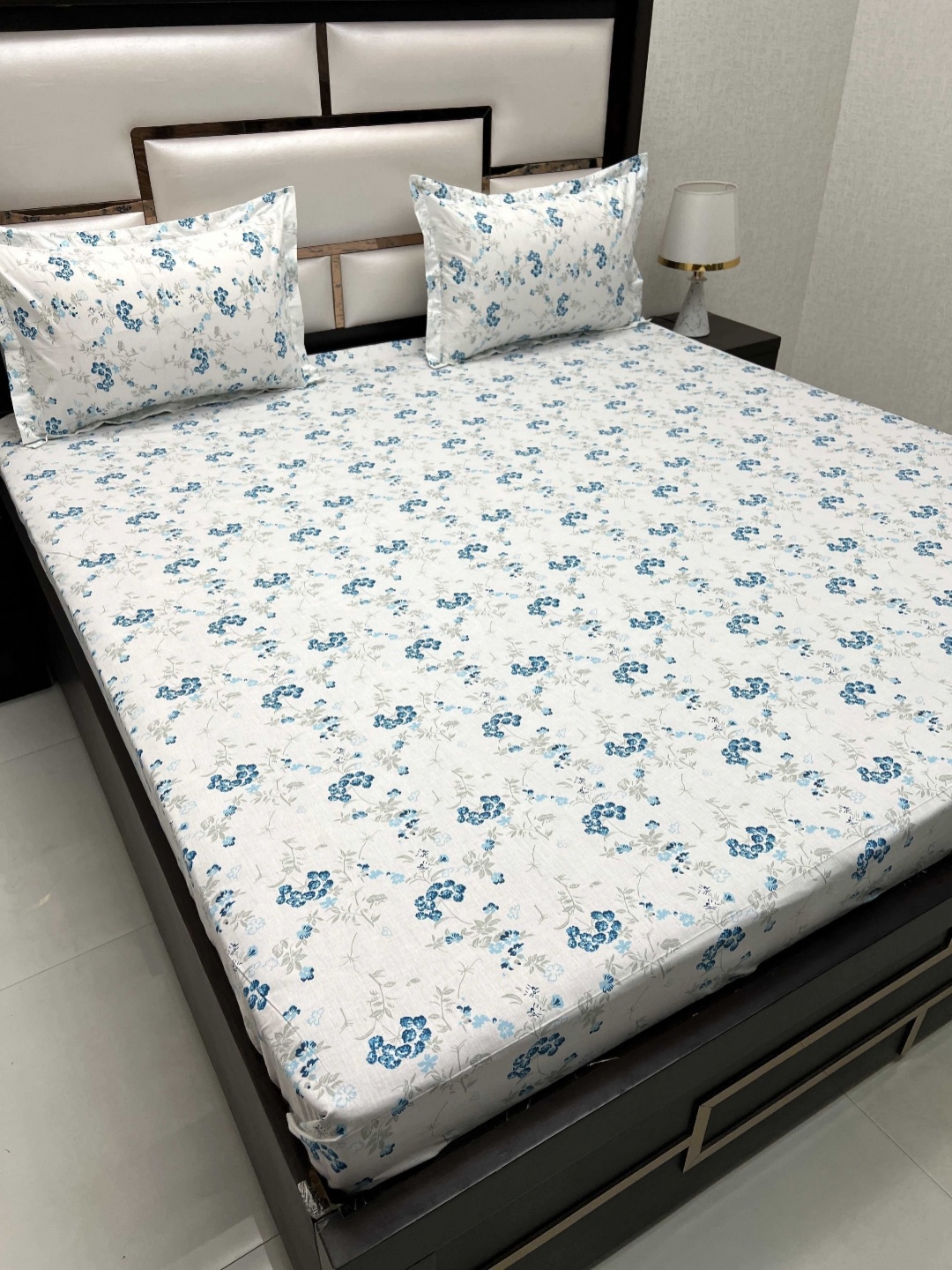 

Pure Decor White & Blue Floral Pure Cotton 600 TC King Bedsheet Set 2.75 m x 2.72 m
