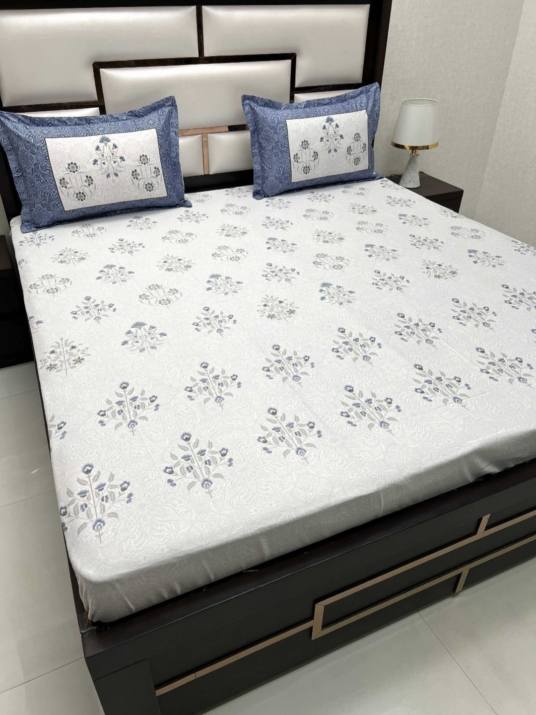

Pure Decor Blue Floral 380 TC Pure Cotton King Bedsheet Set 2.75 m x 2.73 m