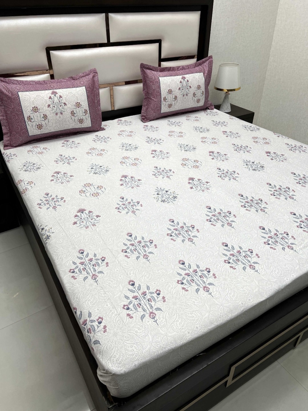 

Pure Decor Maroon & White Floral 400 TC Pure Cotton King Bedsheet Set 2.75 m x 2.74 m