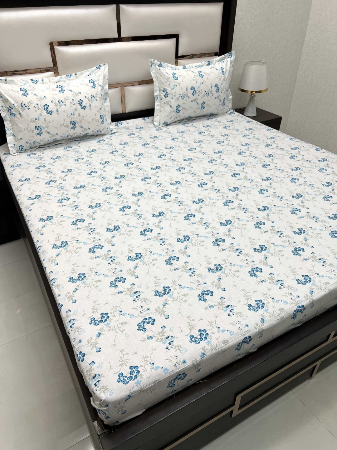 

Pure Decor White & Blue Floral Pure Cotton 350 TC King Bedsheet Set 2.74 m x 2.73 m