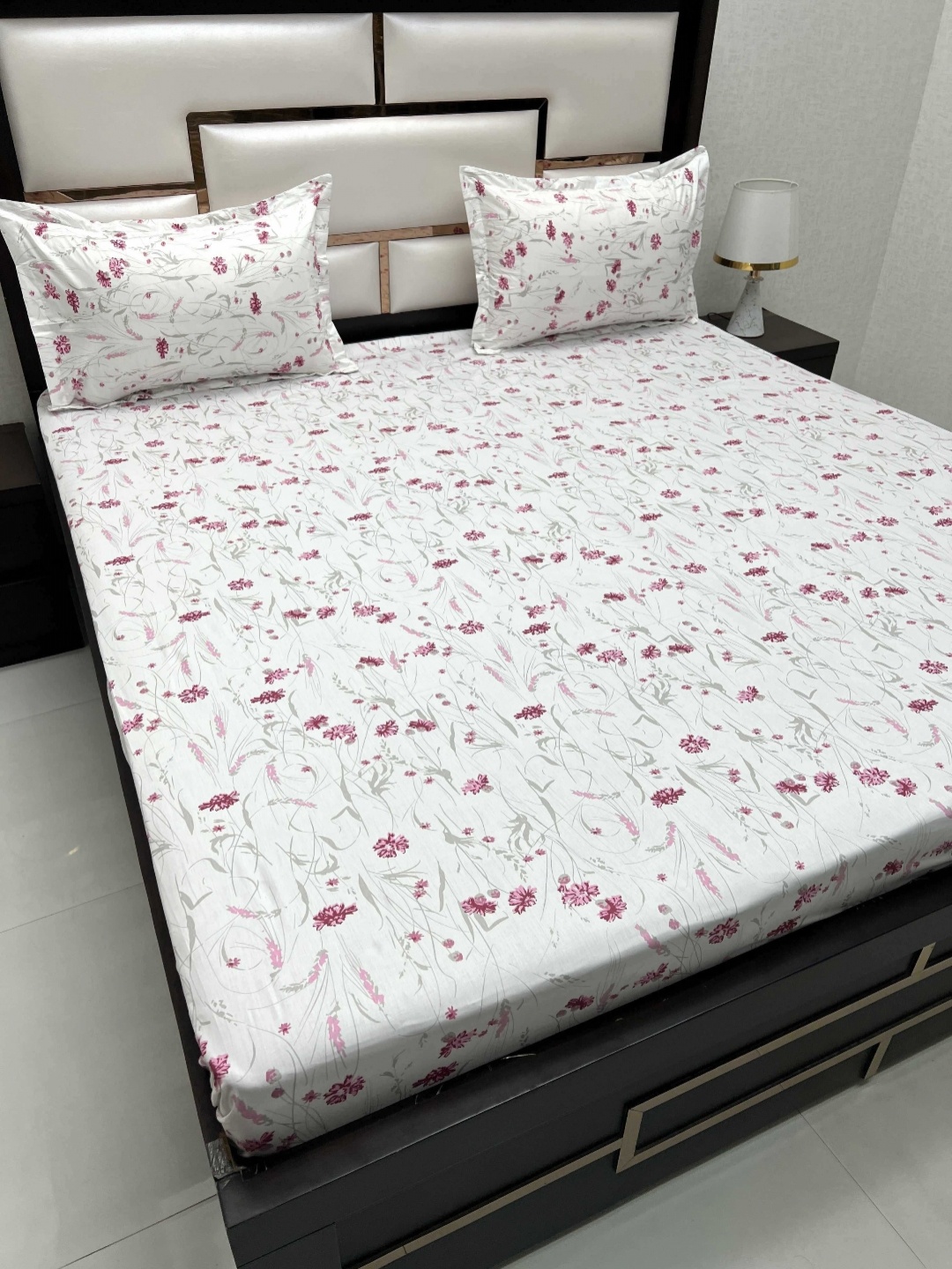 

Pure Decor White & Pink Floral Pure Cotton 400 TC King Bedsheet Set 2.75 m x 2.74 m
