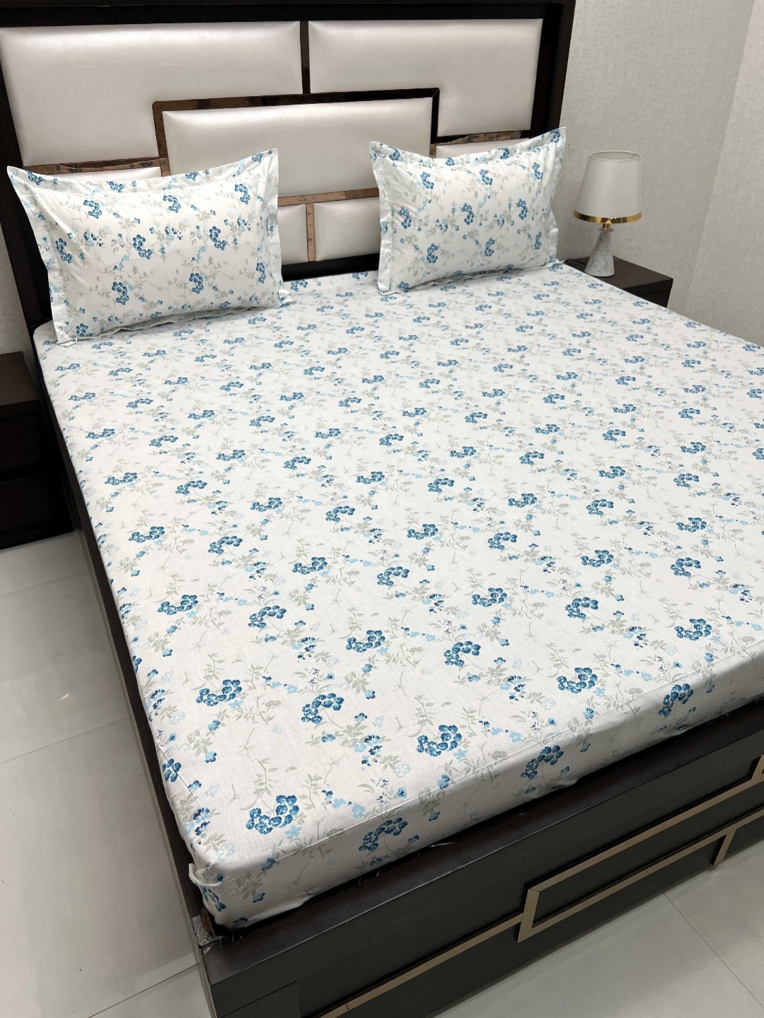 

Pure Decor White & Blue Floral 260 TC Pure Cotton King Bedsheet Set 2.72 m x 2.73 m