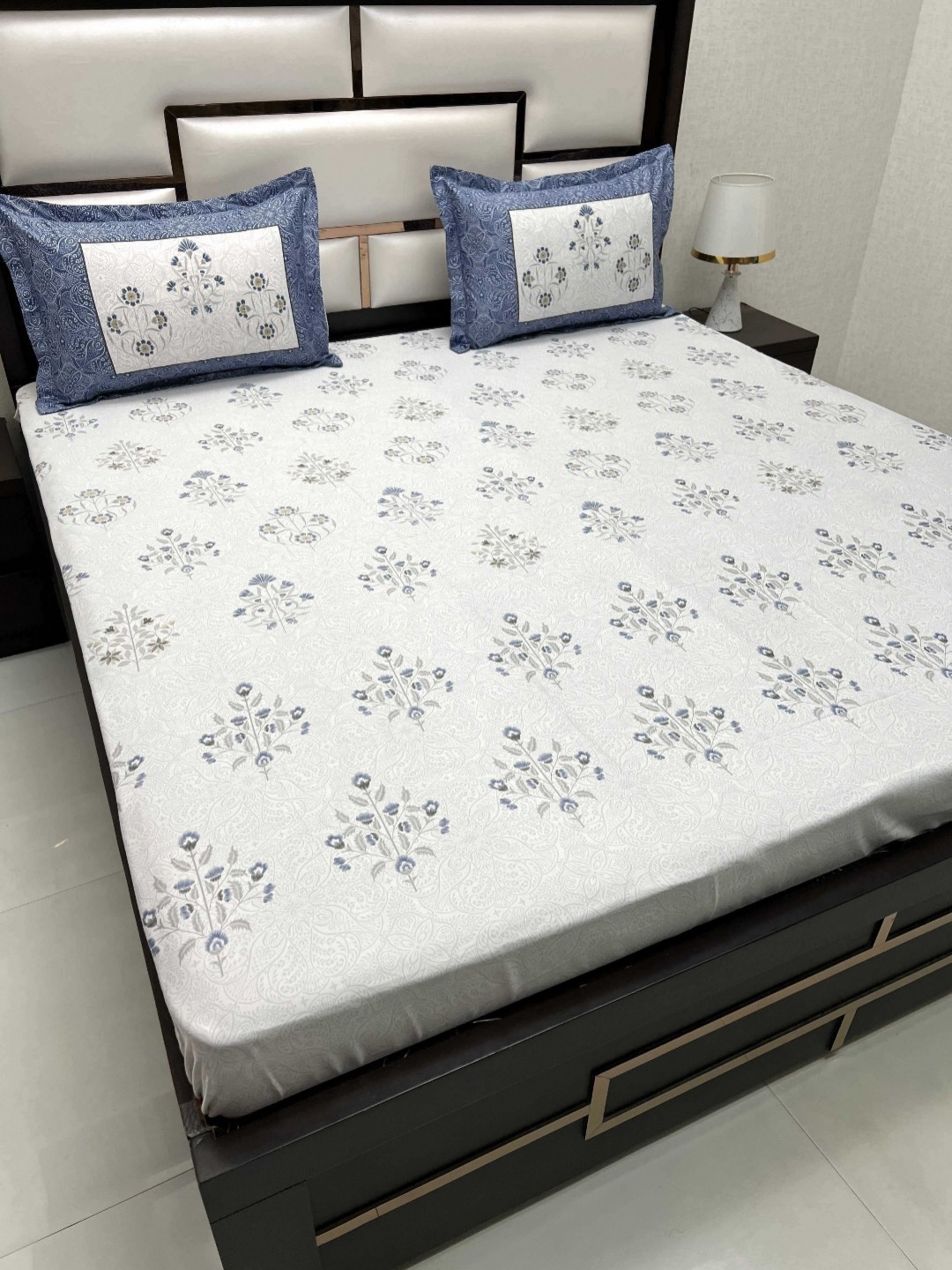 

Pure Decor Blue & White Floral Pure Cotton 350 TC King Bedsheet Set 2.74 m x 2.73 m
