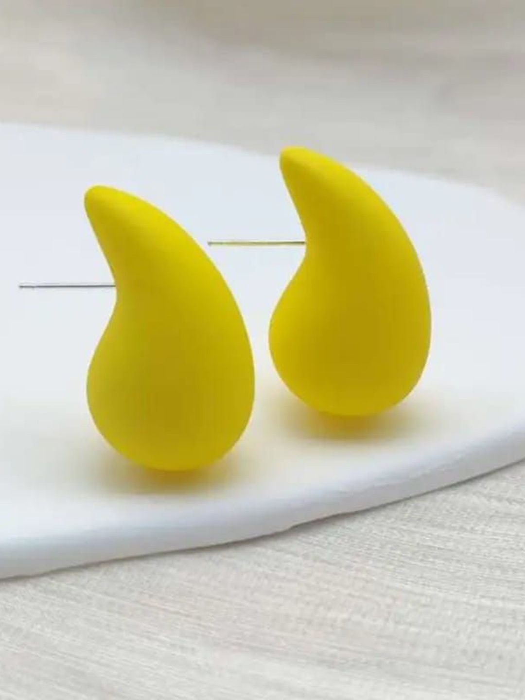 

YU FASHIONS Teardrop Shaped Studs, Yellow