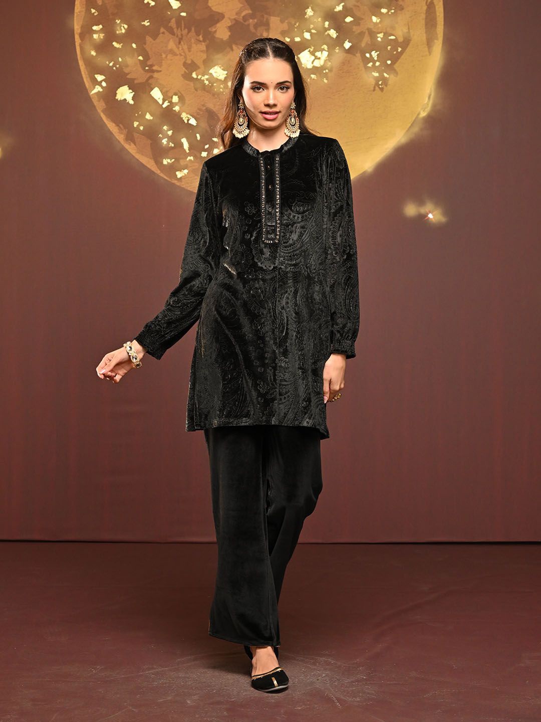 

Lakshita Women Floral Sequinned Velvet Sequinned Kurti, Black